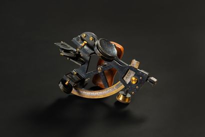 null Small varnished brass sextant signed H. Huges & Son London with wooden handle,...