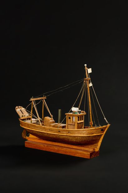 null Model of a fishing boat in wood and brass base 

Beginning of the 20th century

Length...