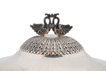 null Silver tureen and its lid on a pedestal with acanthus leaves border, the handles...