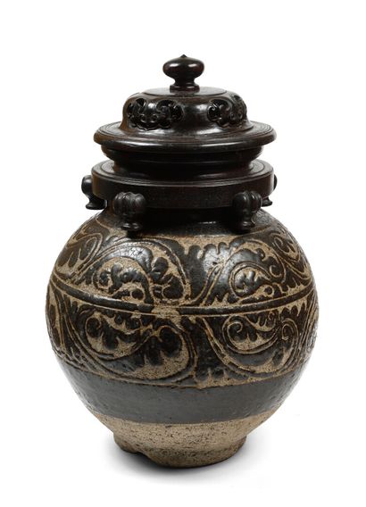 null CHINE Vase hémisphérique en grès à couverte brune à décors incisés de rinceaux...