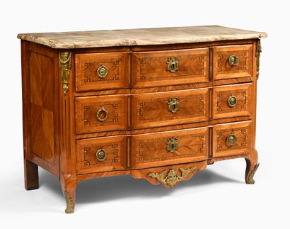 null Chest of drawers inlaid with rosewood quartefoils in wire frames and wide crossbars...
