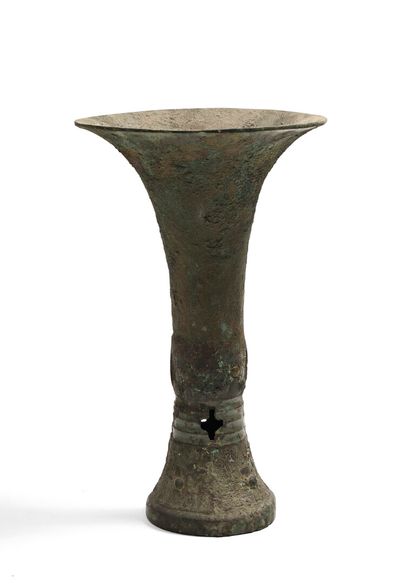 null CHINE - Epoque SHANG (v.1600 - 1046 av.JC)

Vase gu en bronze à patine verte...