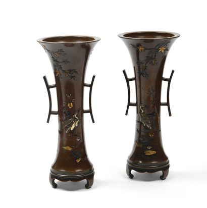 null JAPON Paire de vases de forme cornet en bronze à patine brune décorés en léger...