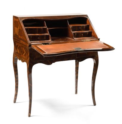 null Sloping desk inlaid with walnut and amaranth leaves; rectangular in shape, it...