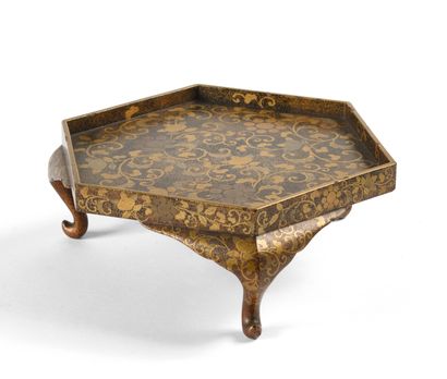 null JAPAN Small hexagonal lacquer tray with three legs decorated with gold scrolls...