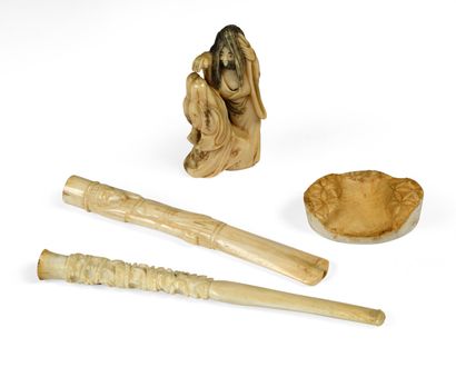 null ASIA Small lot of carved ivory composed of two cigarette smokes (Canton), a...