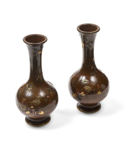null JAPAN A pair of long narrow-necked baluster vases in bronze with brown patina,...