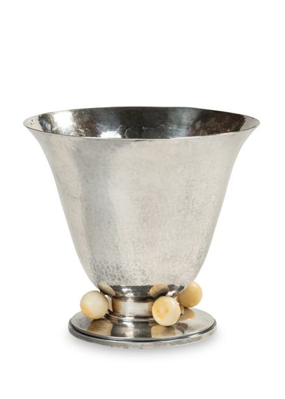 null Silver and ivory cup on pedestal, decorated with ivory pearls, hammered body,...