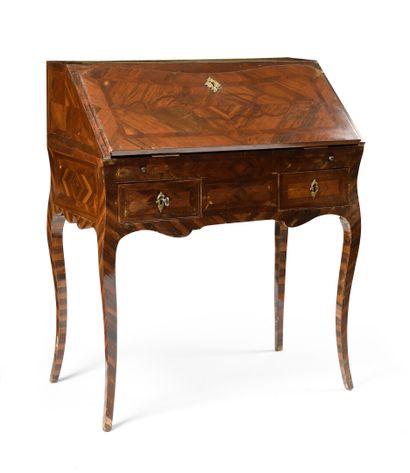 null Sloping desk inlaid with walnut and amaranth leaves; rectangular in shape, it...