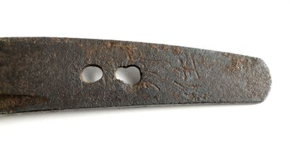 null Ô-TANTO/KÔ-WAKIZASHI Strong blade with grooves of 36,2 cm.

	Nakago ubu, 2 mekugi-ana.

	Signed...
