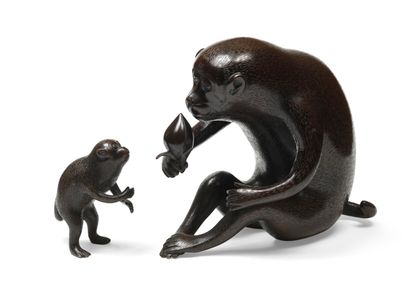 null JAPON Deux figurines représentant des singes, dont un avec une pêche de longévité....