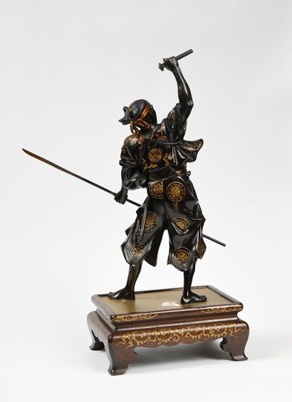 null JAPON Figurine en bronze rehaussé de dorures représentant un samouraï tenant...