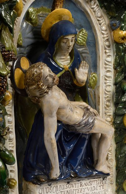 null Piéta en faïence polychrome dans un encadrement de forme cintrée. La Vierge...