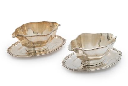 null Pair of silver sauce boats

Oval with net contours, the fixed tray with screws,...