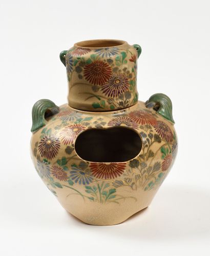 null JAPAN SATSUMA Two-part hemispherical earthenware stove decorated with chrysanthemums...
