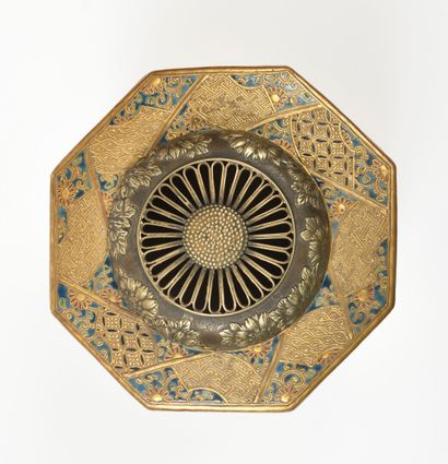 null JAPAN SATSUMA Perfume burner of octagonal shape in earthenware, resting on 8...