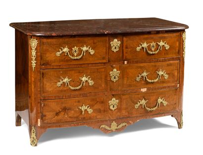 null Chest of drawers inlaid with rosewood quartefoil in frames of the same species;...
