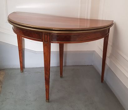 null Mahogany and mahogany veneer circular dining table with brass fillet

20th century

Height...