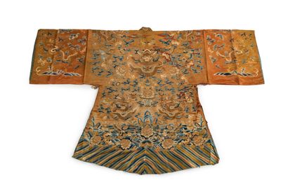 null CHINE - XIXe siècle 

Veste en soie orangée brodée aux fils dorés et polychromes...