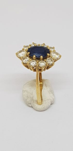 null A navette-shaped ring in 18K yellow gold, set with an oval sapphire (heated)...