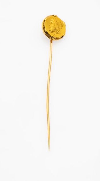 null TIE PINGLE in 18K 750 yellow gold, adorned with a statère (reproduction).

Circa...