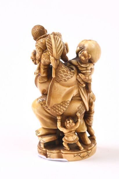null JAPON Okimono en ivoire sculpté représentant un putaï entouré d'enfants et de...
