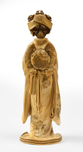 null JAPON Grande figurine en ivoire sculpté représentant une Bijin (beauté) vêtue...