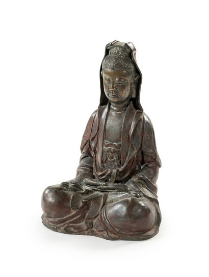 null CHINE - XIXe siècle

Statuette de Guanyin en bronze à patine brune, assise en...