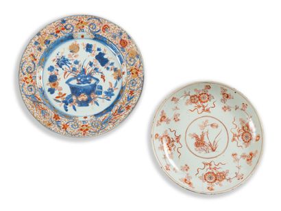 null CHINE



Petit plat circulaire en porcelaine décoré dans la palette imari d'une...