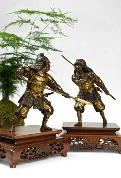 null JAPON Paire de figurines en bronze à patine brune niellé d'or dans le style...