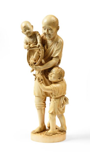 null JAPON Grand Okimono en ivoire sculpté représentant un vieil homme debout tenant...