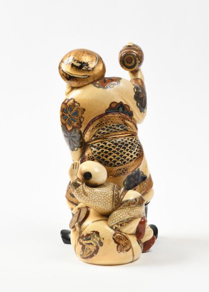 null JAPON Okimono en ivoire sculpté rehaussé de polychromie et d'or représentant...
