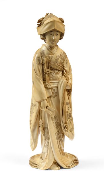 null JAPAN Large carved ivory figurine representing a Bijin (beauty) dressed in a...