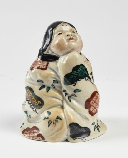 null JAPAN KUTANI STYLE Erotic porcelain figurine representing a seated Bijin, the...