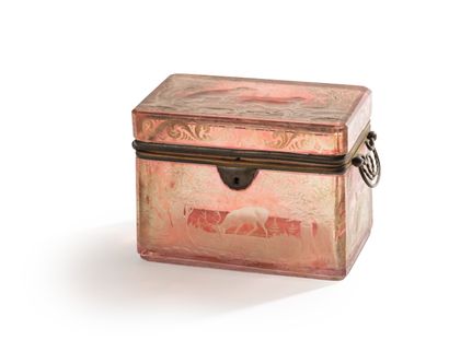 null Pink glass box engraved with the wheel; rectangular form with angles with cut...