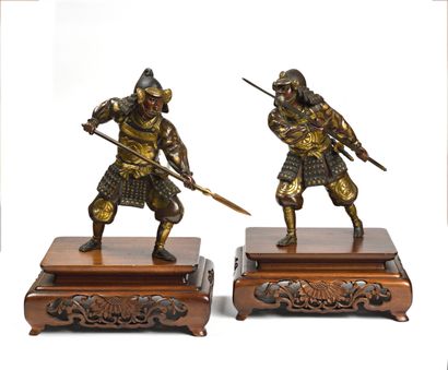 null JAPON Paire de figurines en bronze à patine brune niellé d'or dans le style...