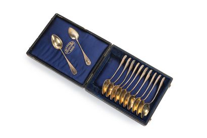 null Twelve vermeil tea spoons

Amatized model with pearled medallion, in a matching...