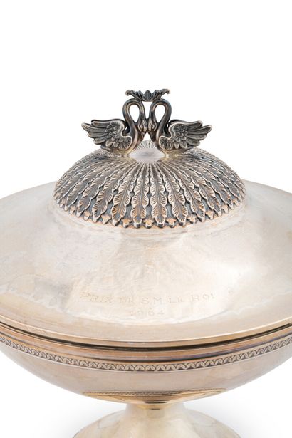 null Silver tureen and its lid on a pedestal with acanthus leaves border, the handles...