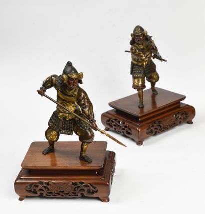 null JAPON Paire de figurines en bronze à patine brune niellé d'or dans le style...