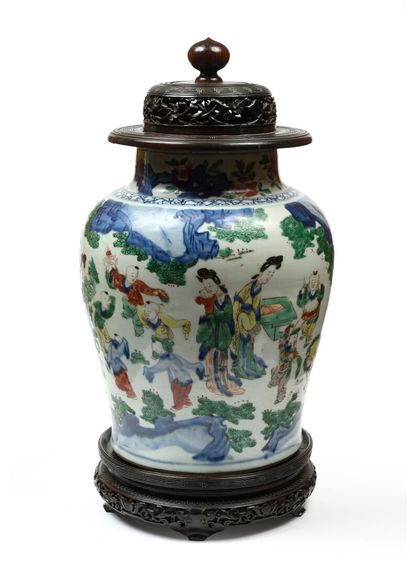 null CHINE, Grand vase de forme balustre en porcelaine à décor dans le style Wukaï...
