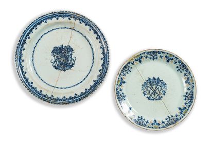 null ROUEN

Une assiette et un plat circulaire en faïence décorés en bleu d'armoiries...