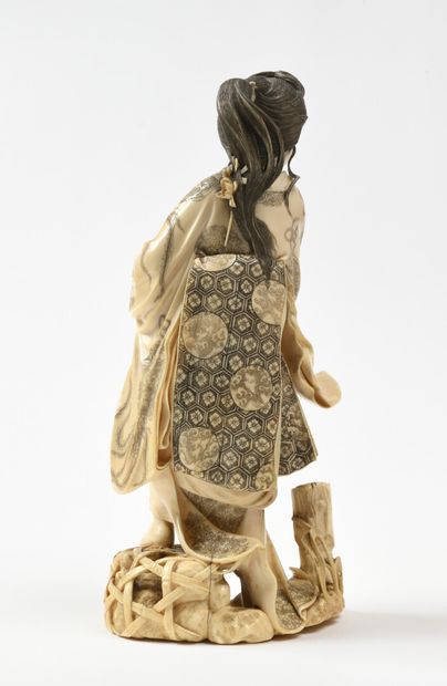 null JAPAN Carved ivory figurine representing a woman in kimono, one foot on a basket...