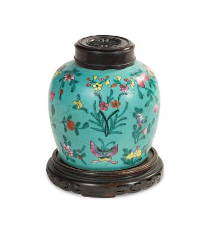 null CHINA

Porcelain ginger pot with turquoise blue background decorated with flowers...