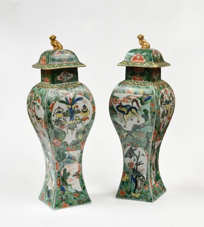 null SAMSON A PARIS, Paire de vases couverts à pans coupés, décorés dans le style...