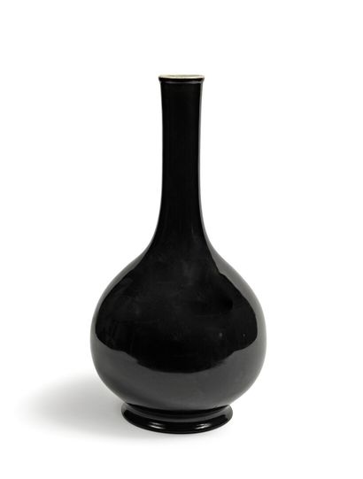 null CHINE Grand vase à long col étroit en porcelaineà fond monochrome noir dit Black...