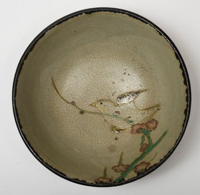 null JAPANESE Grey-white glazed cracked ceramic flared tea ceremony bowl, decorated...