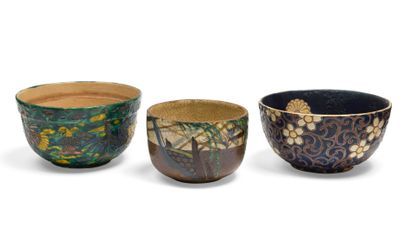 null JAPAN Three stoneware and porcelain bowls of circular form with various decorations,...