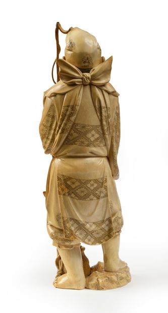 null JAPON Figurine en ivoire sculpté représentant le dieu Ebisu tenant sa canne...
