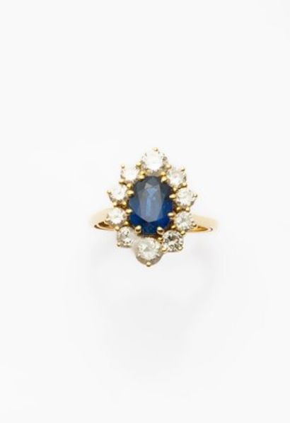 null A navette-shaped ring in 18K yellow gold, set with an oval sapphire (heated)...