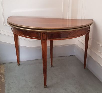null Mahogany and mahogany veneer circular dining table with brass fillet

20th century

Height...